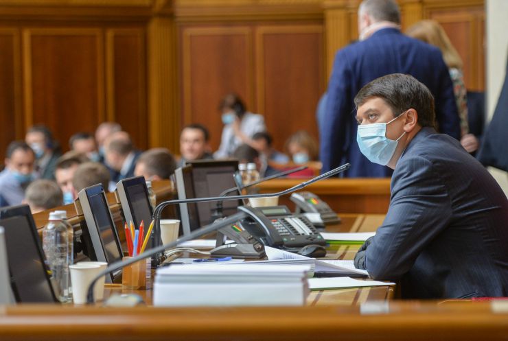 Ранкове пленарне засідання Верховної Ради України

Голова Верховної Ради України Дмитро Разумков відкрив ранкове засідання.
Головуючий нагадав, що у п’ятницю проводиться «година запитань до Уряду». 
У засіданні Верховної Ради беруть участь Прем’єр-міністр України Денис Шмигаль та члени Кабінету Міністрів.
Головуючий надав слово для доповіді Міністру фінансів Сергію Марченку, який доповів про використання коштів Державного бюджету на заходи з протидії поширенню коронавірусу в Україні.
Виконуюча обов’язки Міністра освіти Любомира Мандзій доповідає про організацію та проведення зовнішнього незалежного оцінювання в Україні у 2020 році.

Головуючий повідомив, що Прем’єр-міністр Денис Шмигаль вніс до Верховної Ради подання на призначення Абрамовського Р. Р. Міністром захисту довкілля та природних ресурсів України.
Головуючий поставив на голосування проект Постанови №3586 про призначення Абрамовського Р.Р. Міністром захисту довкілля та природних ресурсів України. 
264 голосами «за» проект Постанови було прийнято. 
Роман Абрамовський склав присягу члена Кабінету Міністрів.
Разумков