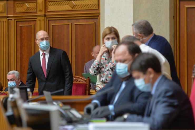 Ранкове пленарне засідання Верховної Ради України

Голова Верховної Ради України Дмитро Разумков відкрив ранкове засідання.
Головуючий нагадав, що у п’ятницю проводиться «година запитань до Уряду». 
У засіданні Верховної Ради беруть участь Прем’єр-міністр України Денис Шмигаль та члени Кабінету Міністрів.
Головуючий надав слово для доповіді Міністру фінансів Сергію Марченку, який доповів про використання коштів Державного бюджету на заходи з протидії поширенню коронавірусу в Україні.
Виконуюча обов’язки Міністра освіти Любомира Мандзій доповідає про організацію та проведення зовнішнього незалежного оцінювання в Україні у 2020 році.

Головуючий повідомив, що Прем’єр-міністр Денис Шмигаль вніс до Верховної Ради подання на призначення Абрамовського Р. Р. Міністром захисту довкілля та природних ресурсів України.
Головуючий поставив на голосування проект Постанови №3586 про призначення Абрамовського Р.Р. Міністром захисту довкілля та природних ресурсів України. 
264 голосами «за» проект Постанови було прийнято. 
Роман Абрамовський склав присягу члена Кабінету Міністрів.
