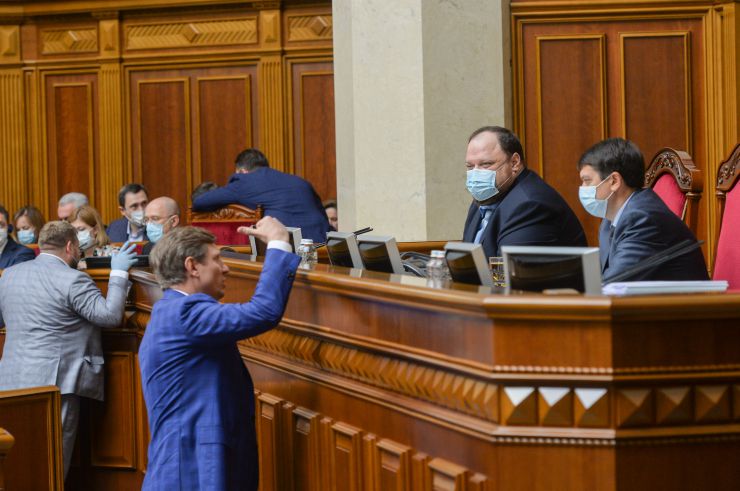Ранкове пленарне засідання Верховної Ради України

Голова Верховної Ради України Дмитро Разумков відкрив ранкове засідання.
Головуючий нагадав, що у п’ятницю проводиться «година запитань до Уряду». 
У засіданні Верховної Ради беруть участь Прем’єр-міністр України Денис Шмигаль та члени Кабінету Міністрів.
Головуючий надав слово для доповіді Міністру фінансів Сергію Марченку, який доповів про використання коштів Державного бюджету на заходи з протидії поширенню коронавірусу в Україні.
Виконуюча обов’язки Міністра освіти Любомира Мандзій доповідає про організацію та проведення зовнішнього незалежного оцінювання в Україні у 2020 році.

Головуючий повідомив, що Прем’єр-міністр Денис Шмигаль вніс до Верховної Ради подання на призначення Абрамовського Р. Р. Міністром захисту довкілля та природних ресурсів України.
Головуючий поставив на голосування проект Постанови №3586 про призначення Абрамовського Р.Р. Міністром захисту довкілля та природних ресурсів України. 
264 голосами «за» проект Постанови було прийнято. 
Роман Абрамовський склав присягу члена Кабінету Міністрів.
Стефанчук, Разумков