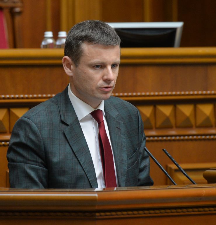 Ранкове пленарне засідання Верховної Ради України

Голова Верховної Ради України Дмитро Разумков відкрив ранкове засідання.
Головуючий нагадав, що у п’ятницю проводиться «година запитань до Уряду». 
У засіданні Верховної Ради беруть участь Прем’єр-міністр України Денис Шмигаль та члени Кабінету Міністрів.
Головуючий надав слово для доповіді Міністру фінансів Сергію Марченку, який доповів про використання коштів Державного бюджету на заходи з протидії поширенню коронавірусу в Україні.
Виконуюча обов’язки Міністра освіти Любомира Мандзій доповідає про організацію та проведення зовнішнього незалежного оцінювання в Україні у 2020 році.

Головуючий повідомив, що Прем’єр-міністр Денис Шмигаль вніс до Верховної Ради подання на призначення Абрамовського Р. Р. Міністром захисту довкілля та природних ресурсів України.
Головуючий поставив на голосування проект Постанови №3586 про призначення Абрамовського Р.Р. Міністром захисту довкілля та природних ресурсів України. 
264 голосами «за» проект Постанови було прийнято. 
Роман Абрамовський склав присягу члена Кабінету Міністрів.
Марченко
