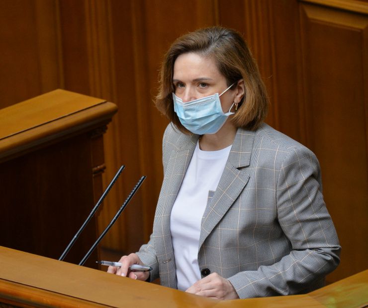 Ранкове пленарне засідання Верховної Ради України

Голова Верховної Ради України Дмитро Разумков відкрив ранкове засідання.
Головуючий нагадав, що у п’ятницю проводиться «година запитань до Уряду». 
У засіданні Верховної Ради беруть участь Прем’єр-міністр України Денис Шмигаль та члени Кабінету Міністрів.
Головуючий надав слово для доповіді Міністру фінансів Сергію Марченку, який доповів про використання коштів Державного бюджету на заходи з протидії поширенню коронавірусу в Україні.
Виконуюча обов’язки Міністра освіти Любомира Мандзій доповідає про організацію та проведення зовнішнього незалежного оцінювання в Україні у 2020 році.

Головуючий повідомив, що Прем’єр-міністр Денис Шмигаль вніс до Верховної Ради подання на призначення Абрамовського Р. Р. Міністром захисту довкілля та природних ресурсів України.
Головуючий поставив на голосування проект Постанови №3586 про призначення Абрамовського Р.Р. Міністром захисту довкілля та природних ресурсів України. 
264 голосами «за» проект Постанови було прийнято. 
Роман Абрамовський склав присягу члена Кабінету Міністрів.
Мандзій
