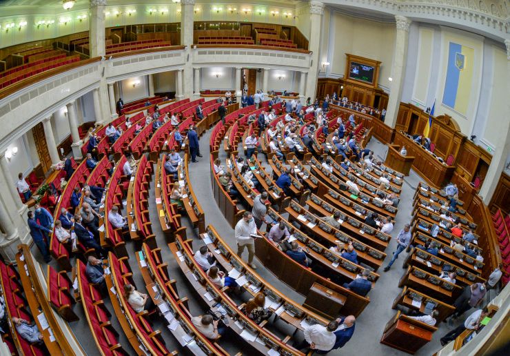 Ранкове пленарне засідання Верховної Ради України

Голова Верховної Ради України Дмитро Разумков відкрив ранкове засідання.
Головуючий нагадав, що у п’ятницю проводиться «година запитань до Уряду». 
У засіданні Верховної Ради беруть участь Прем’єр-міністр України Денис Шмигаль та члени Кабінету Міністрів.
Головуючий надав слово для доповіді Міністру фінансів Сергію Марченку, який доповів про використання коштів Державного бюджету на заходи з протидії поширенню коронавірусу в Україні.
Виконуюча обов’язки Міністра освіти Любомира Мандзій доповідає про організацію та проведення зовнішнього незалежного оцінювання в Україні у 2020 році.

Головуючий повідомив, що Прем’єр-міністр Денис Шмигаль вніс до Верховної Ради подання на призначення Абрамовського Р. Р. Міністром захисту довкілля та природних ресурсів України.
Головуючий поставив на голосування проект Постанови №3586 про призначення Абрамовського Р.Р. Міністром захисту довкілля та природних ресурсів України. 
264 голосами «за» проект Постанови було прийнято. 
Роман Абрамовський склав присягу члена Кабінету Міністрів.
