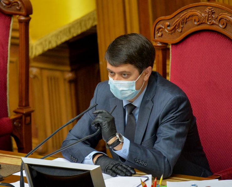 Ранкове пленарне засідання Верховної Ради України

Голова Верховної Ради України Дмитро Разумков відкрив ранкове засідання.
Головуючий нагадав, що у п’ятницю проводиться «година запитань до Уряду». 
У засіданні Верховної Ради беруть участь Прем’єр-міністр України Денис Шмигаль та члени Кабінету Міністрів.
Головуючий надав слово для доповіді Міністру фінансів Сергію Марченку, який доповів про використання коштів Державного бюджету на заходи з протидії поширенню коронавірусу в Україні.
Виконуюча обов’язки Міністра освіти Любомира Мандзій доповідає про організацію та проведення зовнішнього незалежного оцінювання в Україні у 2020 році.

Головуючий повідомив, що Прем’єр-міністр Денис Шмигаль вніс до Верховної Ради подання на призначення Абрамовського Р. Р. Міністром захисту довкілля та природних ресурсів України.
Головуючий поставив на голосування проект Постанови №3586 про призначення Абрамовського Р.Р. Міністром захисту довкілля та природних ресурсів України. 
264 голосами «за» проект Постанови було прийнято. 
Роман Абрамовський склав присягу члена Кабінету Міністрів.
Разумков