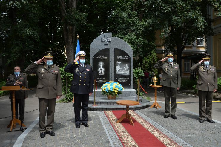 У Києві урочисто відкрили пам’ятник військовим медикам у найстарішому державному медичному закладі України - Національному військово-медичному клінічному центрі 
