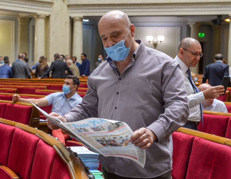 Ранкове пленарне засідання Верховної Ради України.

Голова Верховної Ради України Дмитро Разумков відкрив ранкове засідання. 
Дмитро Разумков надав слово Заступнику Голови Верховної Ради Олені Кондратюк. У своєму виступі Олена Кондратюк привернула увагу до «хвилі неповаги, дискримінації, приниження, сексизму, мови ненависті», які спостерігаються останнім часом.
Народні депутати продовжують розглядати правки до проект Закону про державне регулювання діяльності щодо організації та проведення азартних ігор № 2285-д.
Копиленко
