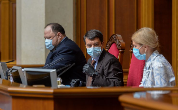 Ранкове пленарне засідання Верховної Ради України.

Голова Верховної Ради України Дмитро Разумков відкрив ранкове засідання. 
Дмитро Разумков надав слово Заступнику Голови Верховної Ради Олені Кондратюк. У своєму виступі Олена Кондратюк привернула увагу до «хвилі неповаги, дискримінації, приниження, сексизму, мови ненависті», які спостерігаються останнім часом.
Народні депутати продовжують розглядати правки до проект Закону про державне регулювання діяльності щодо організації та проведення азартних ігор № 2285-д.
Стефанчук , Разумков, Кондратюк
