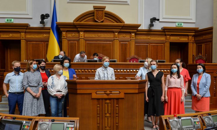 Ранкове пленарне засідання Верховної Ради України.

Голова Верховної Ради України Дмитро Разумков відкрив ранкове засідання. 
Дмитро Разумков надав слово Заступнику Голови Верховної Ради Олені Кондратюк. У своєму виступі Олена Кондратюк привернула увагу до «хвилі неповаги, дискримінації, приниження, сексизму, мови ненависті», які спостерігаються останнім часом.
Народні депутати продовжують розглядати правки до проект Закону про державне регулювання діяльності щодо організації та проведення азартних ігор № 2285-д.
