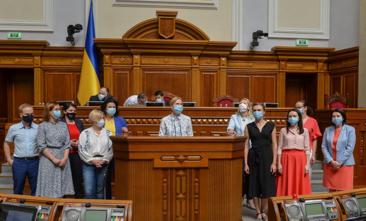 Ранкове пленарне засідання Верховної Ради України.

Голова Верховної Ради України Дмитро Разумков відкрив ранкове засідання. 
Дмитро Разумков надав слово Заступнику Голови Верховної Ради Олені Кондратюк. У своєму виступі Олена Кондратюк привернула увагу до «хвилі неповаги, дискримінації, приниження, сексизму, мови ненависті», які спостерігаються останнім часом.
Народні депутати продовжують розглядати правки до проект Закону про державне регулювання діяльності щодо організації та проведення азартних ігор № 2285-д.
