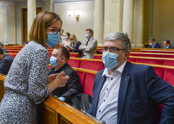 Ранкове пленарне засідання Верховної Ради України.

Голова Верховної Ради України Дмитро Разумков відкрив ранкове засідання. 
Дмитро Разумков надав слово Заступнику Голови Верховної Ради Олені Кондратюк. У своєму виступі Олена Кондратюк привернула увагу до «хвилі неповаги, дискримінації, приниження, сексизму, мови ненависті», які спостерігаються останнім часом.
Народні депутати продовжують розглядати правки до проект Закону про державне регулювання діяльності щодо організації та проведення азартних ігор № 2285-д.  Інна Совсун
