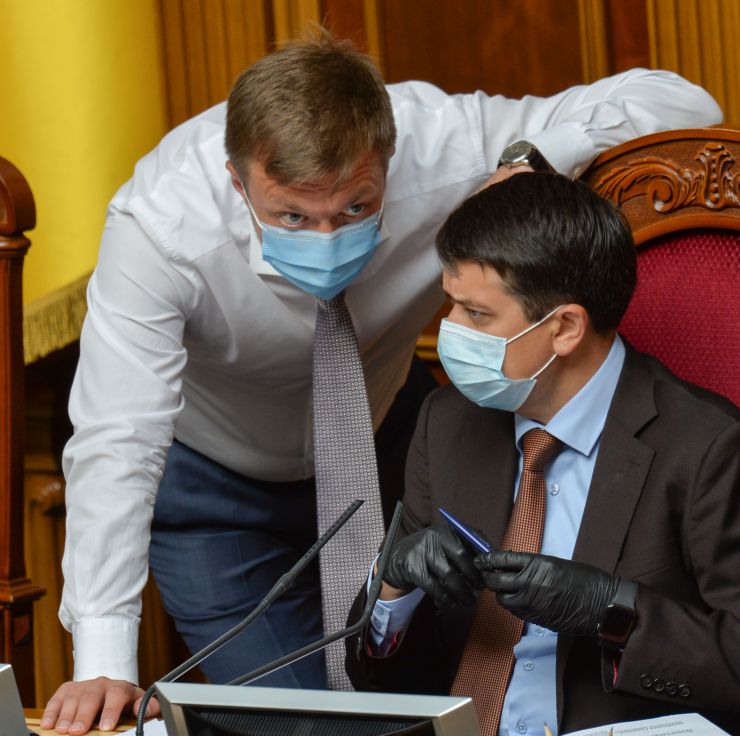 Ранкове пленарне засідання Верховної Ради України.

Голова Верховної Ради України Дмитро Разумков відкрив ранкове засідання. 
Дмитро Разумков надав слово Заступнику Голови Верховної Ради Олені Кондратюк. У своєму виступі Олена Кондратюк привернула увагу до «хвилі неповаги, дискримінації, приниження, сексизму, мови ненависті», які спостерігаються останнім часом.
Народні депутати продовжують розглядати правки до проект Закону про державне регулювання діяльності щодо організації та проведення азартних ігор № 2285-д.
