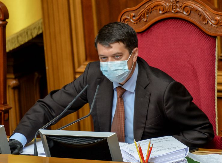 Ранкове пленарне засідання Верховної Ради України.

Голова Верховної Ради України Дмитро Разумков відкрив ранкове засідання. 
Дмитро Разумков надав слово Заступнику Голови Верховної Ради Олені Кондратюк. У своєму виступі Олена Кондратюк привернула увагу до «хвилі неповаги, дискримінації, приниження, сексизму, мови ненависті», які спостерігаються останнім часом.
Народні депутати продовжують розглядати правки до проект Закону про державне регулювання діяльності щодо організації та проведення азартних ігор № 2285-д.
