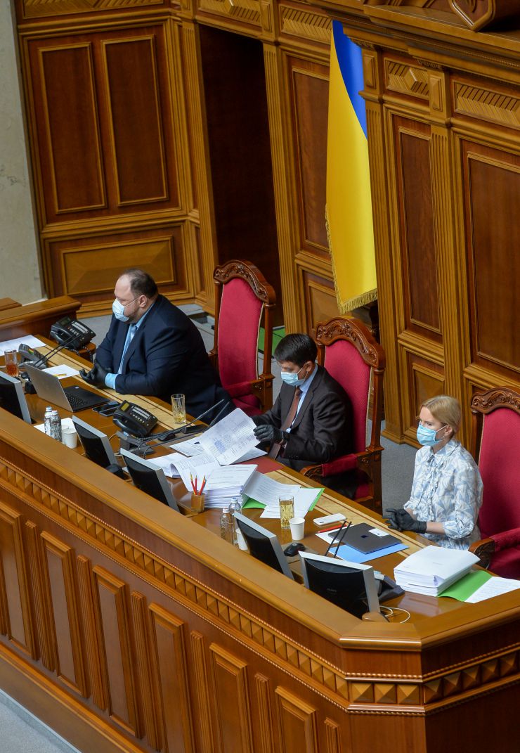 Ранкове пленарне засідання Верховної Ради України.

Голова Верховної Ради України Дмитро Разумков відкрив ранкове засідання. 
Дмитро Разумков надав слово Заступнику Голови Верховної Ради Олені Кондратюк. У своєму виступі Олена Кондратюк привернула увагу до «хвилі неповаги, дискримінації, приниження, сексизму, мови ненависті», які спостерігаються останнім часом.
Народні депутати продовжують розглядати правки до проект Закону про державне регулювання діяльності щодо організації та проведення азартних ігор № 2285-д.
