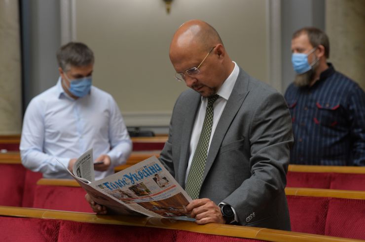 Ранкове пленарне засідання Верховної Ради України.

Голова Верховної Ради України Дмитро Разумков відкрив ранкове засідання. 
Головуючий повідомив, що у засіданні Верховної Ради беруть участь Прем’єр-міністр України Денис Шмигаль та члени Кабінету Міністрів. 
За пропозицією депутатських фракцій і груп члени Кабінету Міністрів будуть відповідати на запитання про ситуацію, яка склалася на Прикарпатті, та заходи Уряду України з ліквідації наслідків повені в цьому регіоні, про стан використання коштів на подолання пандемії COVID-19 та про практику вирішення кадрових питань, що належать до конституційних повноважень парламенту.
