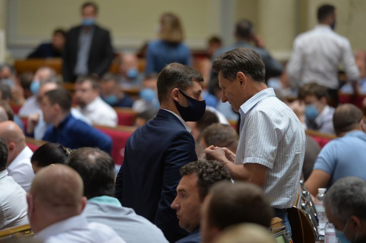 Ранкове пленарне засідання Верховної Ради України.

Голова Верховної Ради України Дмитро Разумков відкрив ранкове засідання. 
Головуючий повідомив, що у засіданні Верховної Ради беруть участь Прем’єр-міністр України Денис Шмигаль та члени Кабінету Міністрів. 
За пропозицією депутатських фракцій і груп члени Кабінету Міністрів будуть відповідати на запитання про ситуацію, яка склалася на Прикарпатті, та заходи Уряду України з ліквідації наслідків повені в цьому регіоні, про стан використання коштів на подолання пандемії COVID-19 та про практику вирішення кадрових питань, що належать до конституційних повноважень парламенту.
Волинець
