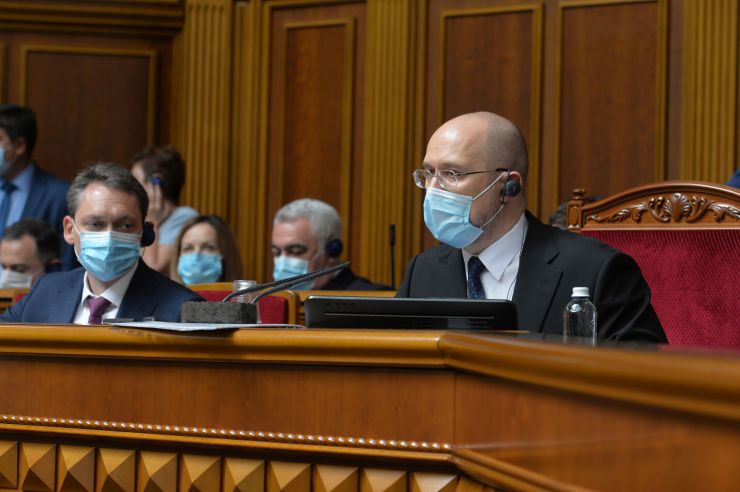 Ранкове пленарне засідання Верховної Ради України.

Голова Верховної Ради України Дмитро Разумков відкрив ранкове засідання. 
Головуючий повідомив, що у засіданні Верховної Ради беруть участь Прем’єр-міністр України Денис Шмигаль та члени Кабінету Міністрів. 
За пропозицією депутатських фракцій і груп члени Кабінету Міністрів будуть відповідати на запитання про ситуацію, яка склалася на Прикарпатті, та заходи Уряду України з ліквідації наслідків повені в цьому регіоні, про стан використання коштів на подолання пандемії COVID-19 та про практику вирішення кадрових питань, що належать до конституційних повноважень парламенту.
