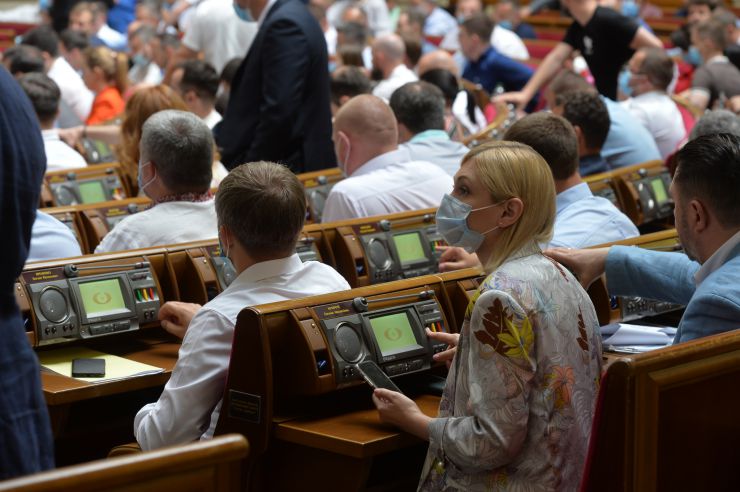 Ранкове пленарне засідання Верховної Ради України.

Голова Верховної Ради України Дмитро Разумков відкрив ранкове засідання. 
Головуючий повідомив, що у засіданні Верховної Ради беруть участь Прем’єр-міністр України Денис Шмигаль та члени Кабінету Міністрів. 
За пропозицією депутатських фракцій і груп члени Кабінету Міністрів будуть відповідати на запитання про ситуацію, яка склалася на Прикарпатті, та заходи Уряду України з ліквідації наслідків повені в цьому регіоні, про стан використання коштів на подолання пандемії COVID-19 та про практику вирішення кадрових питань, що належать до конституційних повноважень парламенту.
