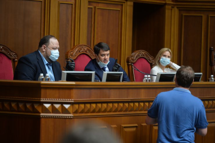 Ранкове пленарне засідання Верховної Ради України.

Голова Верховної Ради України Дмитро Разумков відкрив ранкове засідання. 
Головуючий повідомив, що у засіданні Верховної Ради беруть участь Прем’єр-міністр України Денис Шмигаль та члени Кабінету Міністрів. 
За пропозицією депутатських фракцій і груп члени Кабінету Міністрів будуть відповідати на запитання про ситуацію, яка склалася на Прикарпатті, та заходи Уряду України з ліквідації наслідків повені в цьому регіоні, про стан використання коштів на подолання пандемії COVID-19 та про практику вирішення кадрових питань, що належать до конституційних повноважень парламенту.
Стефанчук, Кондратюк
