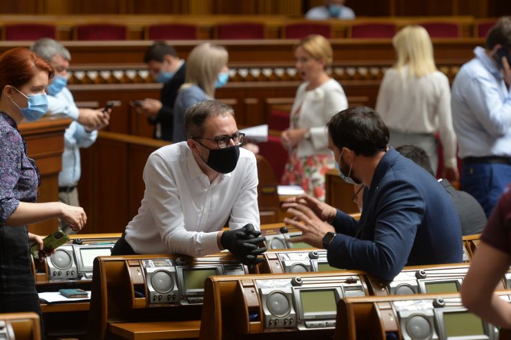 Ранкове пленарне засідання Верховної Ради України.

Голова Верховної Ради України Дмитро Разумков відкрив ранкове засідання. 
Головуючий повідомив, що у засіданні Верховної Ради беруть участь Прем’єр-міністр України Денис Шмигаль та члени Кабінету Міністрів. 
За пропозицією депутатських фракцій і груп члени Кабінету Міністрів будуть відповідати на запитання про ситуацію, яка склалася на Прикарпатті, та заходи Уряду України з ліквідації наслідків повені в цьому регіоні, про стан використання коштів на подолання пандемії COVID-19 та про практику вирішення кадрових питань, що належать до конституційних повноважень парламенту.

