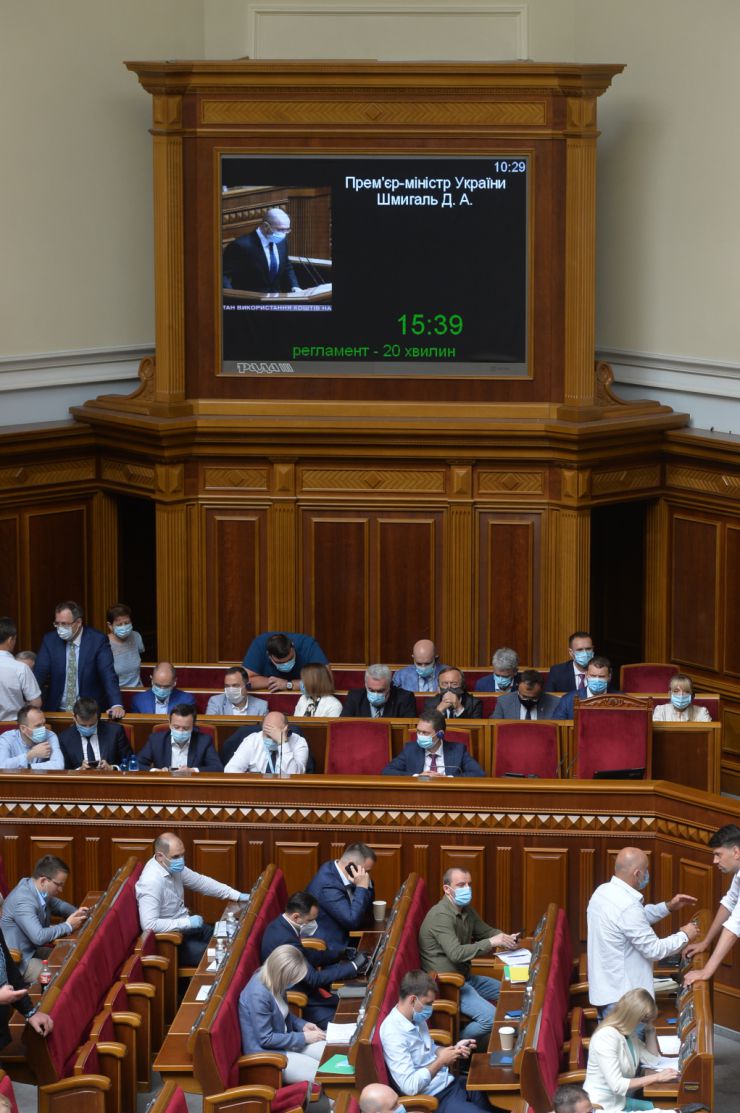 Ранкове пленарне засідання Верховної Ради України.

Голова Верховної Ради України Дмитро Разумков відкрив ранкове засідання. 
Головуючий повідомив, що у засіданні Верховної Ради беруть участь Прем’єр-міністр України Денис Шмигаль та члени Кабінету Міністрів. 
За пропозицією депутатських фракцій і груп члени Кабінету Міністрів будуть відповідати на запитання про ситуацію, яка склалася на Прикарпатті, та заходи Уряду України з ліквідації наслідків повені в цьому регіоні, про стан використання коштів на подолання пандемії COVID-19 та про практику вирішення кадрових питань, що належать до конституційних повноважень парламенту.
