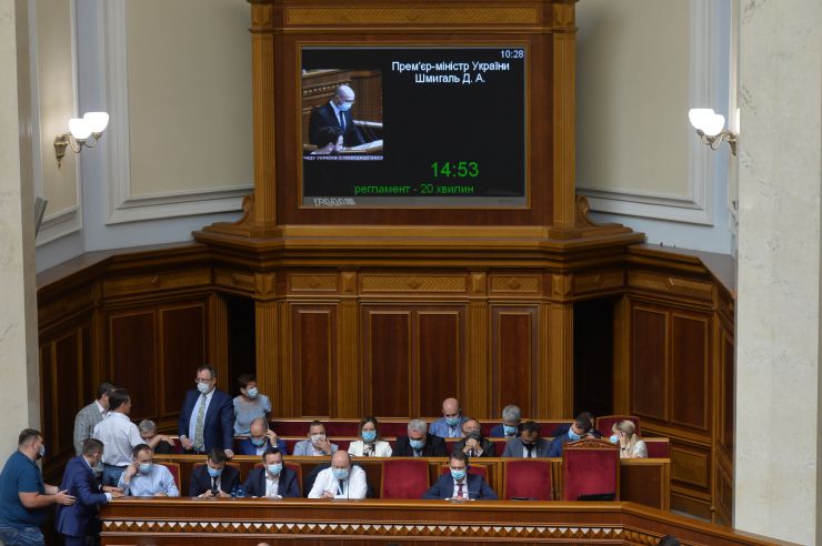 Ранкове пленарне засідання Верховної Ради України.

Голова Верховної Ради України Дмитро Разумков відкрив ранкове засідання. 
Головуючий повідомив, що у засіданні Верховної Ради беруть участь Прем’єр-міністр України Денис Шмигаль та члени Кабінету Міністрів. 
За пропозицією депутатських фракцій і груп члени Кабінету Міністрів будуть відповідати на запитання про ситуацію, яка склалася на Прикарпатті, та заходи Уряду України з ліквідації наслідків повені в цьому регіоні, про стан використання коштів на подолання пандемії COVID-19 та про практику вирішення кадрових питань, що належать до конституційних повноважень парламенту.
