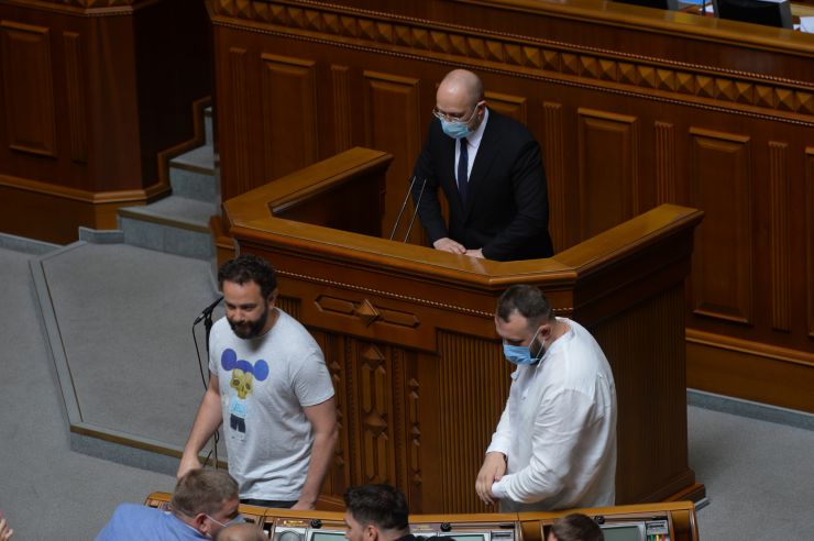 Ранкове пленарне засідання Верховної Ради України.

Голова Верховної Ради України Дмитро Разумков відкрив ранкове засідання. 
Головуючий повідомив, що у засіданні Верховної Ради беруть участь Прем’єр-міністр України Денис Шмигаль та члени Кабінету Міністрів. 
За пропозицією депутатських фракцій і груп члени Кабінету Міністрів будуть відповідати на запитання про ситуацію, яка склалася на Прикарпатті, та заходи Уряду України з ліквідації наслідків повені в цьому регіоні, про стан використання коштів на подолання пандемії COVID-19 та про практику вирішення кадрових питань, що належать до конституційних повноважень парламенту.
