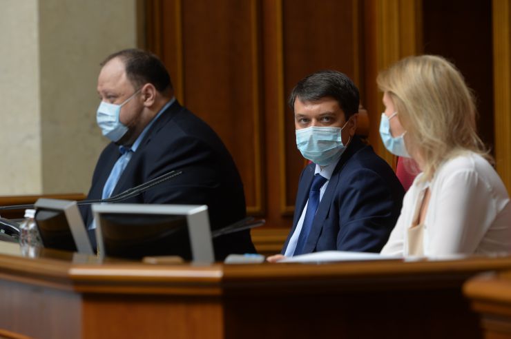 Ранкове пленарне засідання Верховної Ради України.

Голова Верховної Ради України Дмитро Разумков відкрив ранкове засідання. 
Головуючий повідомив, що у засіданні Верховної Ради беруть участь Прем’єр-міністр України Денис Шмигаль та члени Кабінету Міністрів. 
За пропозицією депутатських фракцій і груп члени Кабінету Міністрів будуть відповідати на запитання про ситуацію, яка склалася на Прикарпатті, та заходи Уряду України з ліквідації наслідків повені в цьому регіоні, про стан використання коштів на подолання пандемії COVID-19 та про практику вирішення кадрових питань, що належать до конституційних повноважень парламенту.
Стефанчук, Кондратюк
