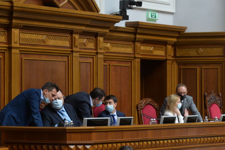 Ранкове пленарне засідання Верховної Ради України.

Голова Верховної Ради України Дмитро Разумков відкрив ранкове засідання. 
Головуючий повідомив, що у засіданні Верховної Ради беруть участь Прем’єр-міністр України Денис Шмигаль та члени Кабінету Міністрів. 
За пропозицією депутатських фракцій і груп члени Кабінету Міністрів будуть відповідати на запитання про ситуацію, яка склалася на Прикарпатті, та заходи Уряду України з ліквідації наслідків повені в цьому регіоні, про стан використання коштів на подолання пандемії COVID-19 та про практику вирішення кадрових питань, що належать до конституційних повноважень парламенту.
Стефанчук, Кондратюк
