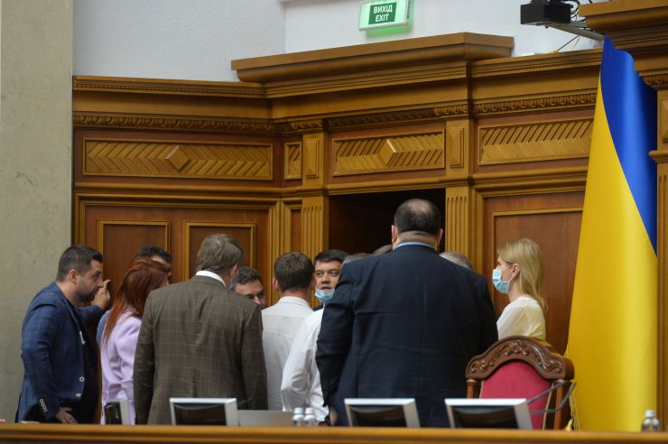 Позачергове пленарне засідання Верховної Ради України
Я. Смолія звільнено з посади голови Нацбанку
Голова Верховної Ради України Дмитро Разумков відкрив позачергове пленарне засідання, скликане на вимогу 160 народних депутатів. 
Головуючий оголосив до розгляду перше питання - проект Закону про внесення змін до Закону України 