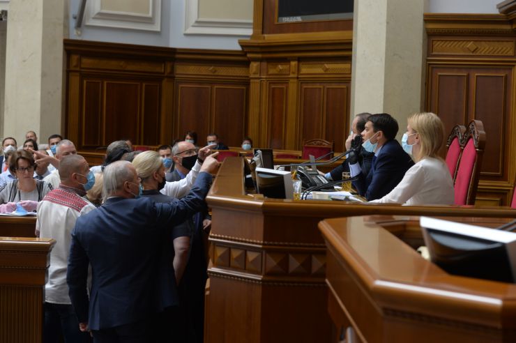 Позачергове пленарне засідання Верховної Ради України
Я. Смолія звільнено з посади голови Нацбанку
Голова Верховної Ради України Дмитро Разумков відкрив позачергове пленарне засідання, скликане на вимогу 160 народних депутатів. 
Головуючий оголосив до розгляду перше питання - проект Закону про внесення змін до Закону України 