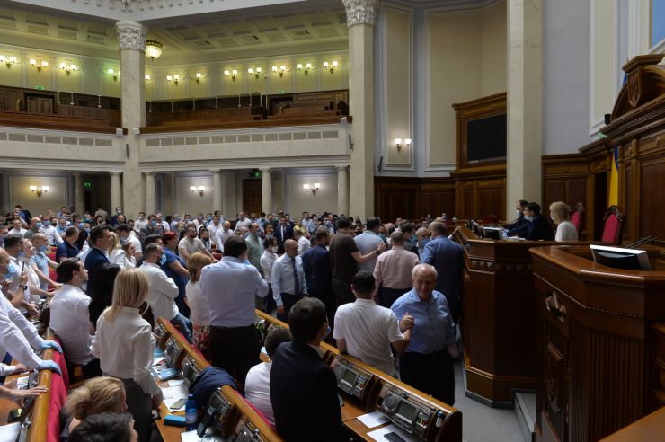 Позачергове пленарне засідання Верховної Ради України
Я. Смолія звільнено з посади голови Нацбанку
Голова Верховної Ради України Дмитро Разумков відкрив позачергове пленарне засідання, скликане на вимогу 160 народних депутатів. 
Головуючий оголосив до розгляду перше питання - проект Закону про внесення змін до Закону України 