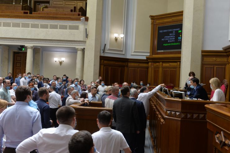 Позачергове пленарне засідання Верховної Ради України
Я. Смолія звільнено з посади голови Нацбанку
Голова Верховної Ради України Дмитро Разумков відкрив позачергове пленарне засідання, скликане на вимогу 160 народних депутатів. 
Головуючий оголосив до розгляду перше питання - проект Закону про внесення змін до Закону України 