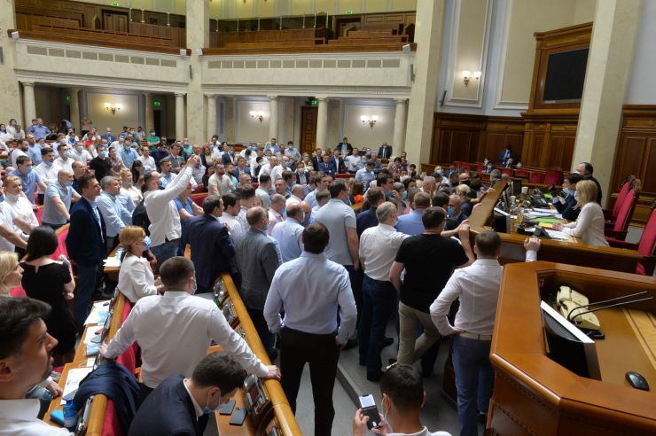Позачергове пленарне засідання Верховної Ради України
Я. Смолія звільнено з посади голови Нацбанку
Голова Верховної Ради України Дмитро Разумков відкрив позачергове пленарне засідання, скликане на вимогу 160 народних депутатів. 
Головуючий оголосив до розгляду перше питання - проект Закону про внесення змін до Закону України 