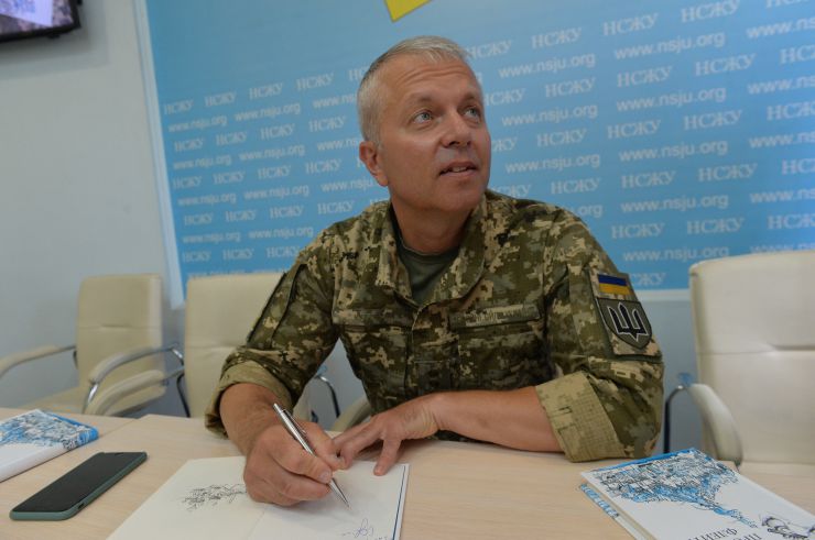 У прес-центрі Національної спілки журналістів України відбулася презентація дилогії Бориса Кутового «Листи здалеку».

Автор книг – ветеран бойових дій на сході України, журналіст, офіцер Командування Об’єднаних сил Збройних Сил України, керівник відомих культурних та гуманітарних проектів з допомоги мирним мешканцям та дітям Донбасу:
«Допомога йде»
«Допомога Схід»
«АРТПЕРЕМИР’Я»
«Подаруй дитині Донбасу книжку українською мовою».
