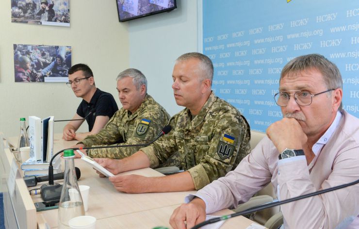У прес-центрі Національної спілки журналістів України відбулася презентація дилогії Бориса Кутового «Листи здалеку».

Автор книг – ветеран бойових дій на сході України, журналіст, офіцер Командування Об’єднаних сил Збройних Сил України, керівник відомих культурних та гуманітарних проектів з допомоги мирним мешканцям та дітям Донбасу:
«Допомога йде»
«Допомога Схід»
«АРТПЕРЕМИР’Я»
«Подаруй дитині Донбасу книжку українською мовою».
Голова Национальной спілки Журналістів України- Сергій Томіленко,
Сергій Наєв – командувач Об’єднаних сил Збройних Сил України, генерал-лейтенант,
Борис Кутовий – автор дилогії «Листи здалеку»,
Віталій Суддя –заступник  головного редактора газети Верховної Ради України «Голос України»,
Модератор – Ліна Кущ, перший секретар Національної спілки журналістів України.


