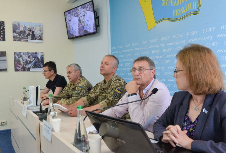 У прес-центрі Національної спілки журналістів України відбулася презентація дилогії Бориса Кутового «Листи здалеку».

Автор книг – ветеран бойових дій на сході України, журналіст, офіцер Командування Об’єднаних сил Збройних Сил України, керівник відомих культурних та гуманітарних проектів з допомоги мирним мешканцям та дітям Донбасу:
«Допомога йде»
«Допомога Схід»
«АРТПЕРЕМИР’Я»
«Подаруй дитині Донбасу книжку українською мовою».
Голова Национальной спілки Журналістів України- Сергій Томіленко,
Сергій Наєв – командувач Об’єднаних сил Збройних Сил України, генерал-лейтенант,
Борис Кутовий – автор дилогії «Листи здалеку»,
Віталій Суддя –заступник  головного редактора газети Верховної Ради України «Голос України»,
Модератор – Ліна Кущ, перший секретар Національної спілки журналістів України.

