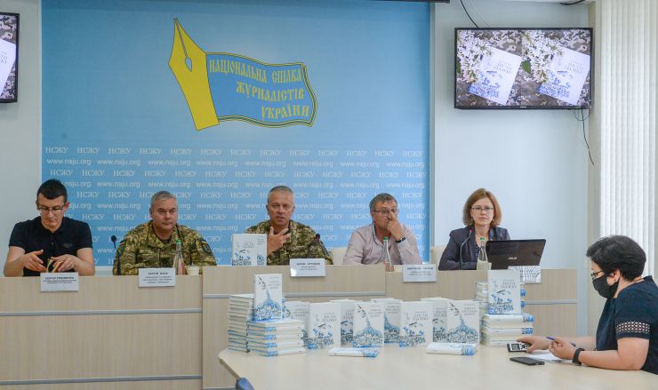 У прес-центрі Національної спілки журналістів України відбулася презентація дилогії Бориса Кутового «Листи здалеку».

Автор книг – ветеран бойових дій на сході України, журналіст, офіцер Командування Об’єднаних сил Збройних Сил України, керівник відомих культурних та гуманітарних проектів з допомоги мирним мешканцям та дітям Донбасу:
«Допомога йде»
«Допомога Схід»
«АРТПЕРЕМИР’Я»
«Подаруй дитині Донбасу книжку українською мовою».
Голова Национальной спілки Журналістів України- Сергій Томіленко,
Сергій Наєв – командувач Об’єднаних сил Збройних Сил України, генерал-лейтенант,
Борис Кутовий – автор дилогії «Листи здалеку»,
Віталій Суддя –заступник  головного редактора газети Верховної Ради України «Голос України»,
Модератор – Ліна Кущ, перший секретар Національної спілки журналістів України.

