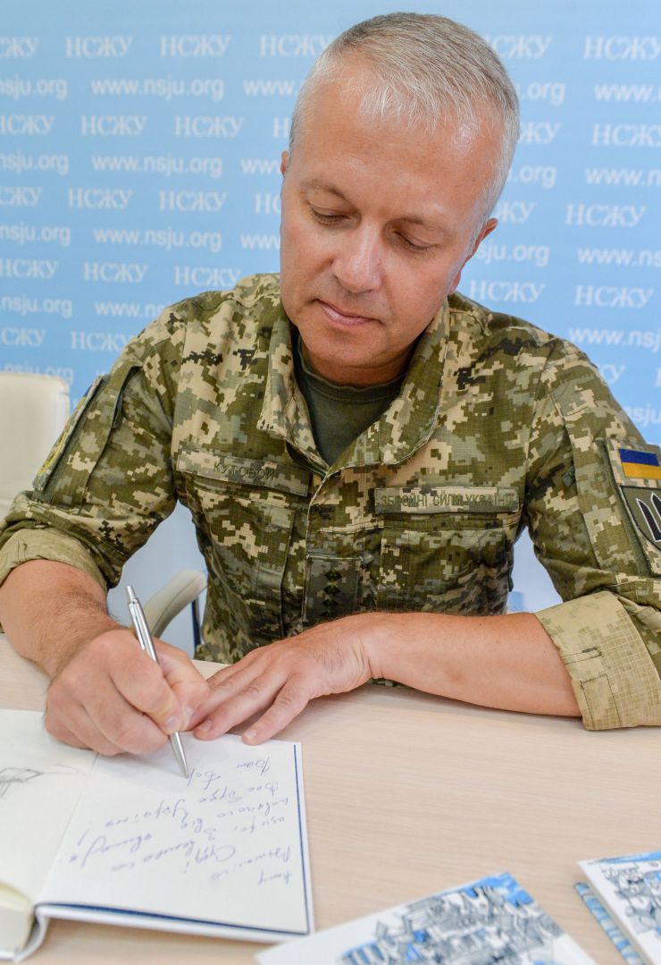 У прес-центрі Національної спілки журналістів України відбулася презентація дилогії Бориса Кутового «Листи здалеку».

Автор книг – ветеран бойових дій на сході України, журналіст, офіцер Командування Об’єднаних сил Збройних Сил України, керівник відомих культурних та гуманітарних проектів з допомоги мирним мешканцям та дітям Донбасу:
«Допомога йде»
«Допомога Схід»
«АРТПЕРЕМИР’Я»
«Подаруй дитині Донбасу книжку українською мовою».
