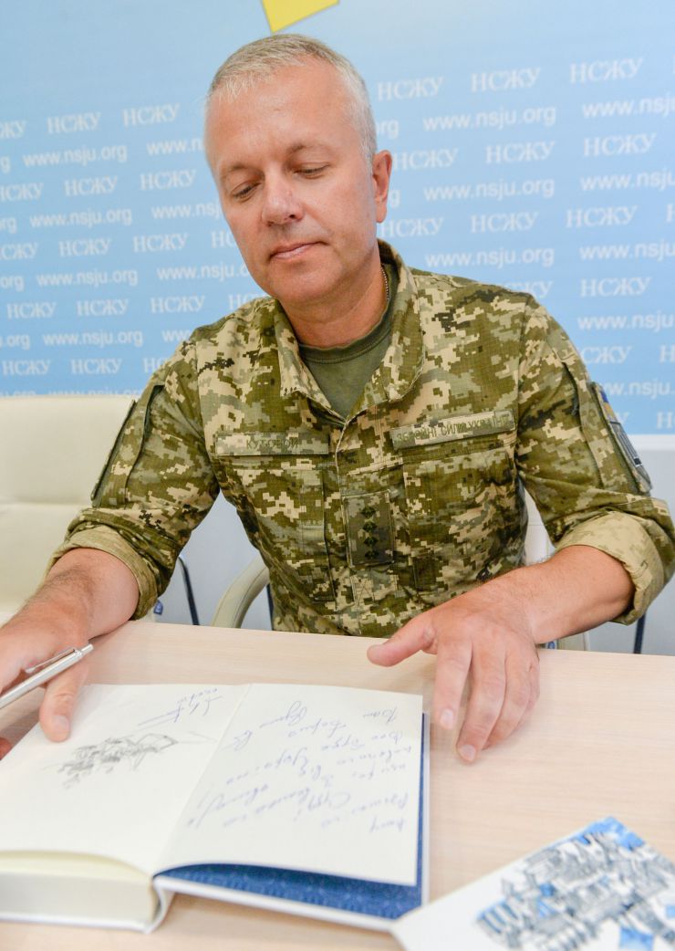 У прес-центрі Національної спілки журналістів України відбулася презентація дилогії Бориса Кутового «Листи здалеку».

Автор книг – ветеран бойових дій на сході України, журналіст, офіцер Командування Об’єднаних сил Збройних Сил України, керівник відомих культурних та гуманітарних проектів з допомоги мирним мешканцям та дітям Донбасу:
«Допомога йде»
«Допомога Схід»
«АРТПЕРЕМИР’Я»
«Подаруй дитині Донбасу книжку українською мовою».
