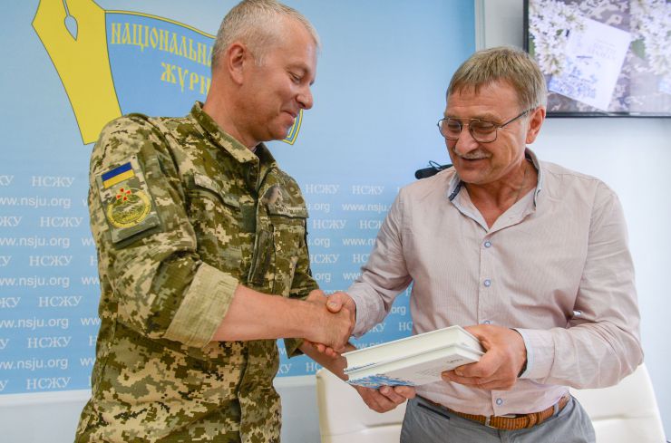 У прес-центрі Національної спілки журналістів України відбулася презентація дилогії Бориса Кутового «Листи здалеку».

Автор книг – ветеран бойових дій на сході України, журналіст, офіцер Командування Об’єднаних сил Збройних Сил України, керівник відомих культурних та гуманітарних проектів з допомоги мирним мешканцям та дітям Донбасу:
«Допомога йде»
«Допомога Схід»
«АРТПЕРЕМИР’Я»
«Подаруй дитині Донбасу книжку українською мовою».
Борис Кутовий – автор дилогії «Листи здалеку»,
Віталій Суддя –заступник  головного редактора газети Верховної Ради України «Голос України»

