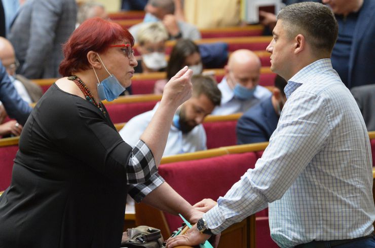 Позачергове пленарне засідання Верховної Ради України.

Голова Верховної Ради України Дмитро Разумков відкрив позачергове пленарне засідання, скликане на вимогу Президента України. 
Із заявою від двох фракцій виступив народний депутат Роман Лозинський.
За його пропозицією народні депутати хвилиною мовчання вшанували пам’ять молодшого лейтенанта Тараса Матвіїва, який загинув на Донбасі.
Прийнято Закон 
