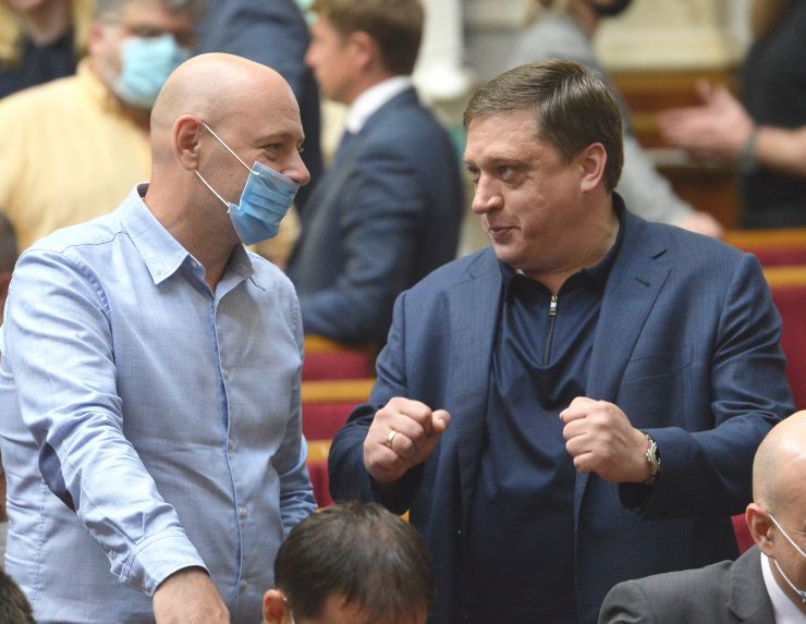 Позачергове пленарне засідання Верховної Ради України.

Голова Верховної Ради України Дмитро Разумков відкрив позачергове пленарне засідання, скликане на вимогу Президента України. 
Із заявою від двох фракцій виступив народний депутат Роман Лозинський.
За його пропозицією народні депутати хвилиною мовчання вшанували пам’ять молодшого лейтенанта Тараса Матвіїва, який загинув на Донбасі.
Прийнято Закон 