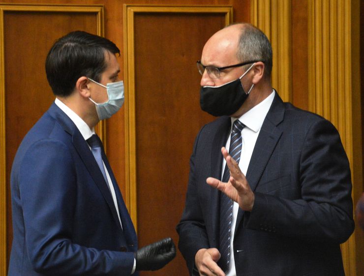 Позачергове пленарне засідання Верховної Ради України.

Голова Верховної Ради України Дмитро Разумков відкрив позачергове пленарне засідання, скликане на вимогу Президента України. 
Із заявою від двох фракцій виступив народний депутат Роман Лозинський.
За його пропозицією народні депутати хвилиною мовчання вшанували пам’ять молодшого лейтенанта Тараса Матвіїва, який загинув на Донбасі.
Прийнято Закон 