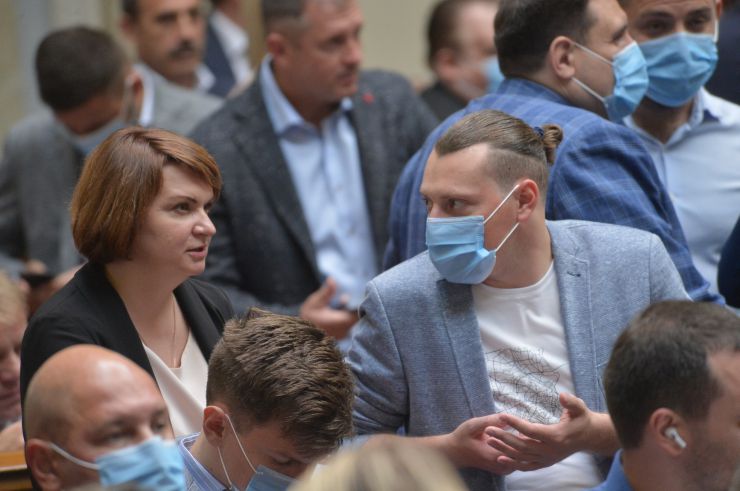 Позачергове пленарне засідання Верховної Ради України.

Голова Верховної Ради України Дмитро Разумков відкрив позачергове пленарне засідання, скликане на вимогу Президента України. 
Із заявою від двох фракцій виступив народний депутат Роман Лозинський.
За його пропозицією народні депутати хвилиною мовчання вшанували пам’ять молодшого лейтенанта Тараса Матвіїва, який загинув на Донбасі.
Прийнято Закон 
