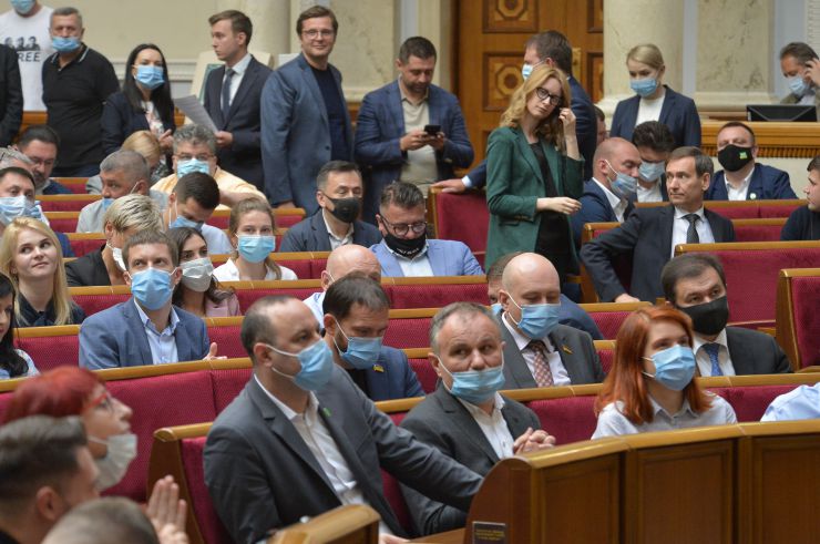 Позачергове пленарне засідання Верховної Ради України.

Голова Верховної Ради України Дмитро Разумков відкрив позачергове пленарне засідання, скликане на вимогу Президента України. 
Із заявою від двох фракцій виступив народний депутат Роман Лозинський.
За його пропозицією народні депутати хвилиною мовчання вшанували пам’ять молодшого лейтенанта Тараса Матвіїва, який загинув на Донбасі.
Прийнято Закон 
