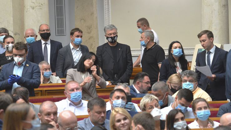 Позачергове пленарне засідання Верховної Ради України.

Голова Верховної Ради України Дмитро Разумков відкрив позачергове пленарне засідання, скликане на вимогу Президента України. 
Із заявою від двох фракцій виступив народний депутат Роман Лозинський.
За його пропозицією народні депутати хвилиною мовчання вшанували пам’ять молодшого лейтенанта Тараса Матвіїва, який загинув на Донбасі.
Прийнято Закон 