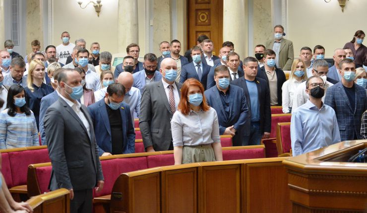 Позачергове пленарне засідання Верховної Ради України.

Голова Верховної Ради України Дмитро Разумков відкрив позачергове пленарне засідання, скликане на вимогу Президента України. 
Із заявою від двох фракцій виступив народний депутат Роман Лозинський.
За його пропозицією народні депутати хвилиною мовчання вшанували пам’ять молодшого лейтенанта Тараса Матвіїва, який загинув на Донбасі.
Прийнято Закон 