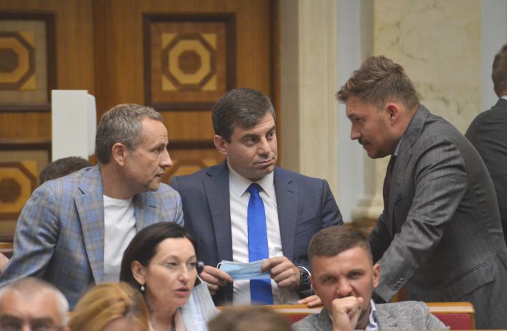 Позачергове пленарне засідання Верховної Ради України.

Голова Верховної Ради України Дмитро Разумков відкрив позачергове пленарне засідання, скликане на вимогу Президента України. 
Із заявою від двох фракцій виступив народний депутат Роман Лозинський.
За його пропозицією народні депутати хвилиною мовчання вшанували пам’ять молодшого лейтенанта Тараса Матвіїва, який загинув на Донбасі.
Прийнято Закон 