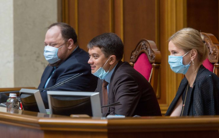 Ранкове пленарне засідання Верховної Ради України.

Голова Верховної Ради України Дмитро Разумков відкрив ранкове засідання. 
Дмитро Разумков зазначив, що сьогодні Україна відзначає День українського миротворця.
Прийнято Постанову «Про календарний план проведення четвертої сесії Верховної Ради України дев'ятого скликання».
