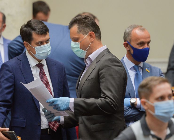 Ранкове пленарне засідання Верховної Ради України.

Голова Верховної Ради України Дмитро Разумков відкрив ранкове засідання. 
Головуючий повідомив, що у засіданні Верховної Ради беруть участь Прем’єр-міністр України Денис Шмигаль та члени Кабінету Міністрів. 
За пропозицією депутатських фракцій і груп члени Кабінету Міністрів будуть відповідати на запитання про стан безпекового середовища довкола України та організацію проведення осіннього призову до Збройних Сил України.
Головуючий надав слово для доповіді Міністру оборони Андрію Тарану.

