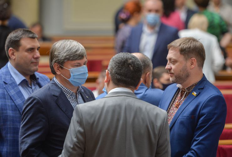 Ранкове пленарне засідання Верховної Ради України.

Голова Верховної Ради України Дмитро Разумков відкрив ранкове засідання. 
Головуючий повідомив, що у засіданні Верховної Ради беруть участь Прем’єр-міністр України Денис Шмигаль та члени Кабінету Міністрів. 
За пропозицією депутатських фракцій і груп члени Кабінету Міністрів будуть відповідати на запитання про стан безпекового середовища довкола України та організацію проведення осіннього призову до Збройних Сил України.
Головуючий надав слово для доповіді Міністру оборони Андрію Тарану.
